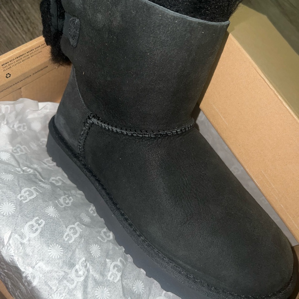 Uggs womens size 6 ARIELLE (bow in the back)